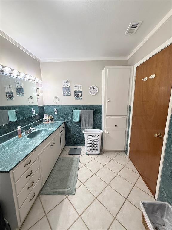 112 Meadow Lane Groesbeck, TX 76642 - Photo 22 of 37 a spacious bathroom with a granite countertop sink and a mirror
