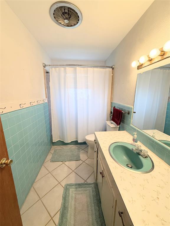 112 Meadow Lane Groesbeck, TX 76642 - Photo 27 of 37 a bathroom with a tub sink and shower