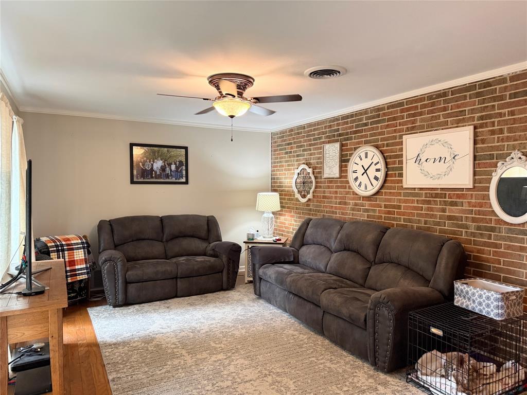 112 Meadow Lane Groesbeck, TX 76642 - Photo 7 of 37 a living room with furniture