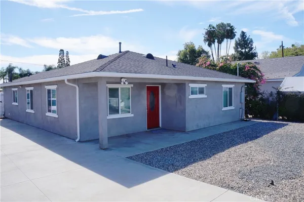 a front view of house with yard