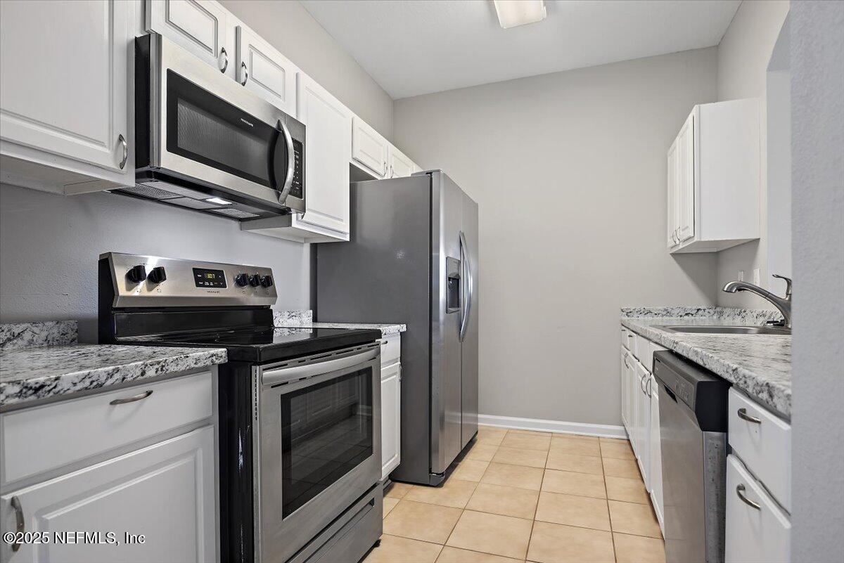 10550 Baymeadows Road, Unit 1028 Jacksonville, FL 32256 - Photo 4 of 22 03-Kitchen