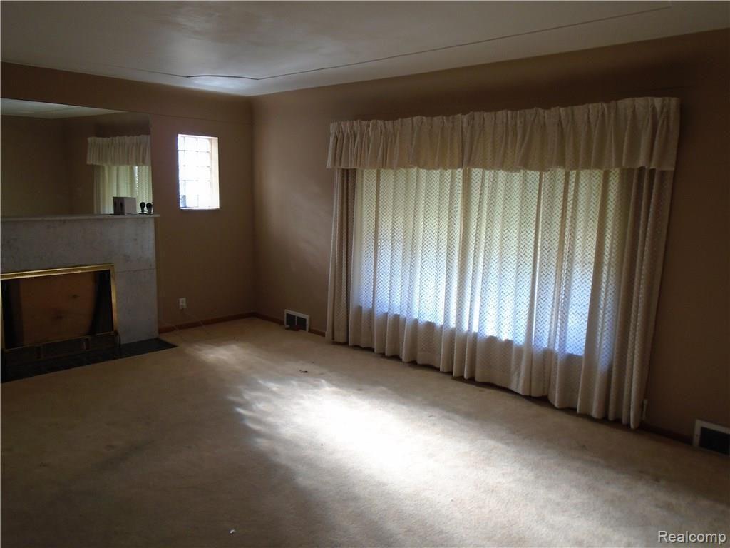 21537 Moross Road Grosse Pointe, MI 48236 - Photo 5 of 9 DSC00057.JPG