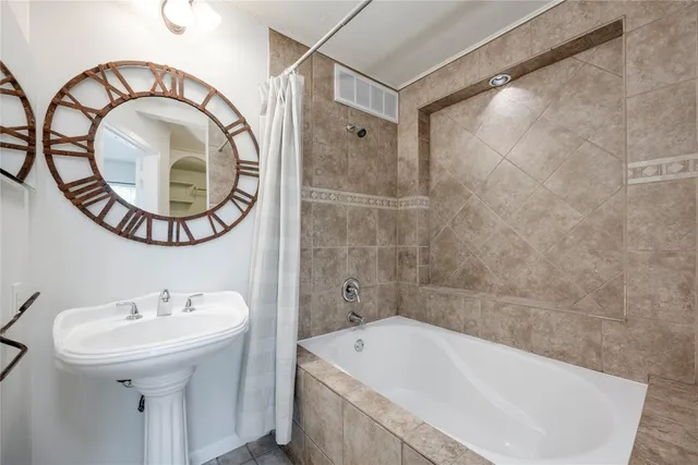 $1,950 | 6910 Hart Lane, Unit 806, Austin, TX 78731