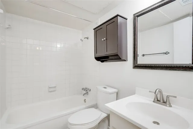 $1,950 | 6910 Hart Lane, Unit 806, Austin, TX 78731