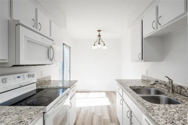 $1,950 | 6910 Hart Lane, Unit 806, Austin, TX 78731