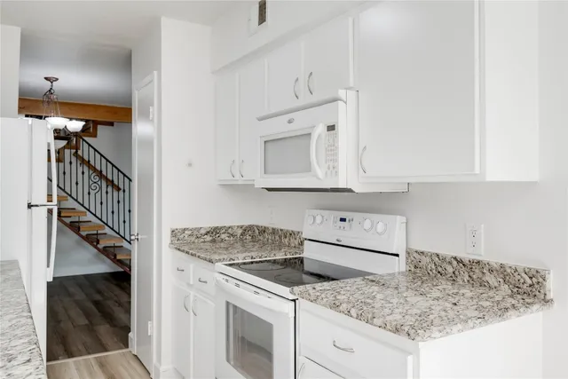 $1,950 | 6910 Hart Lane, Unit 806, Austin, TX 78731