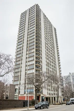 $2,900 | 1355 North Sandburg Terrace, Unit 604D, Chicago, IL 60610