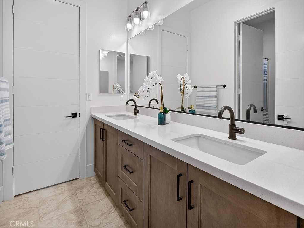 32441 Toyon Road Temecula, CA 92591 - Photo 31 of 53 Bathroom full 2