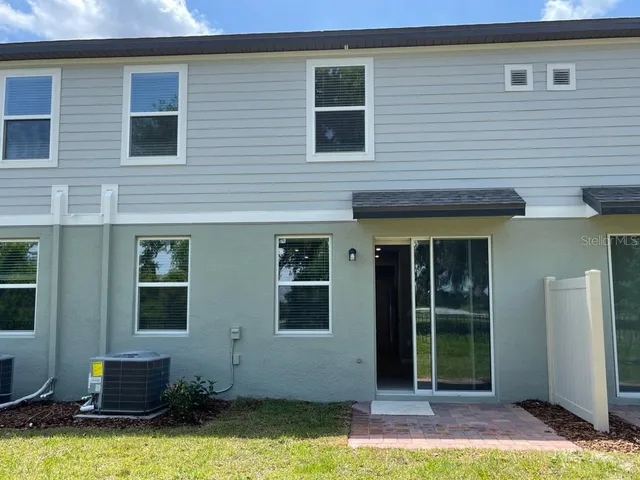 a view of yard with green space