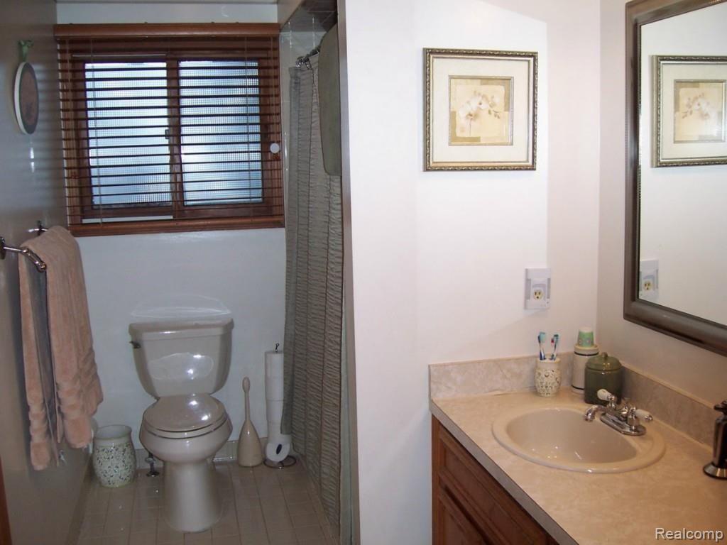 3141 Bathurst Avenue Rochester, MI 48309 - Photo 13 of 21 Bathroom