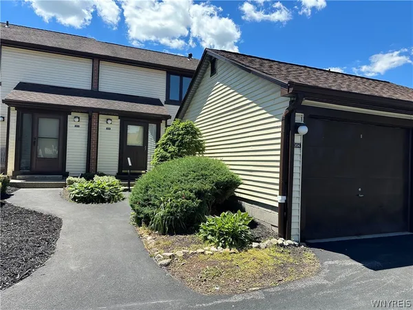 $222,800 | 304 Charlesgate Circle, Amherst, NY 14051