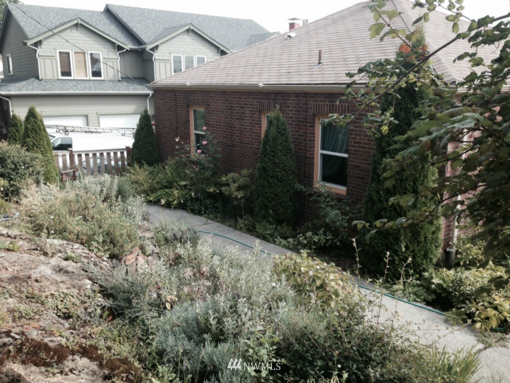 261 Taylor Avenue Northwest Renton, WA 98057 - Photo 3 of 4