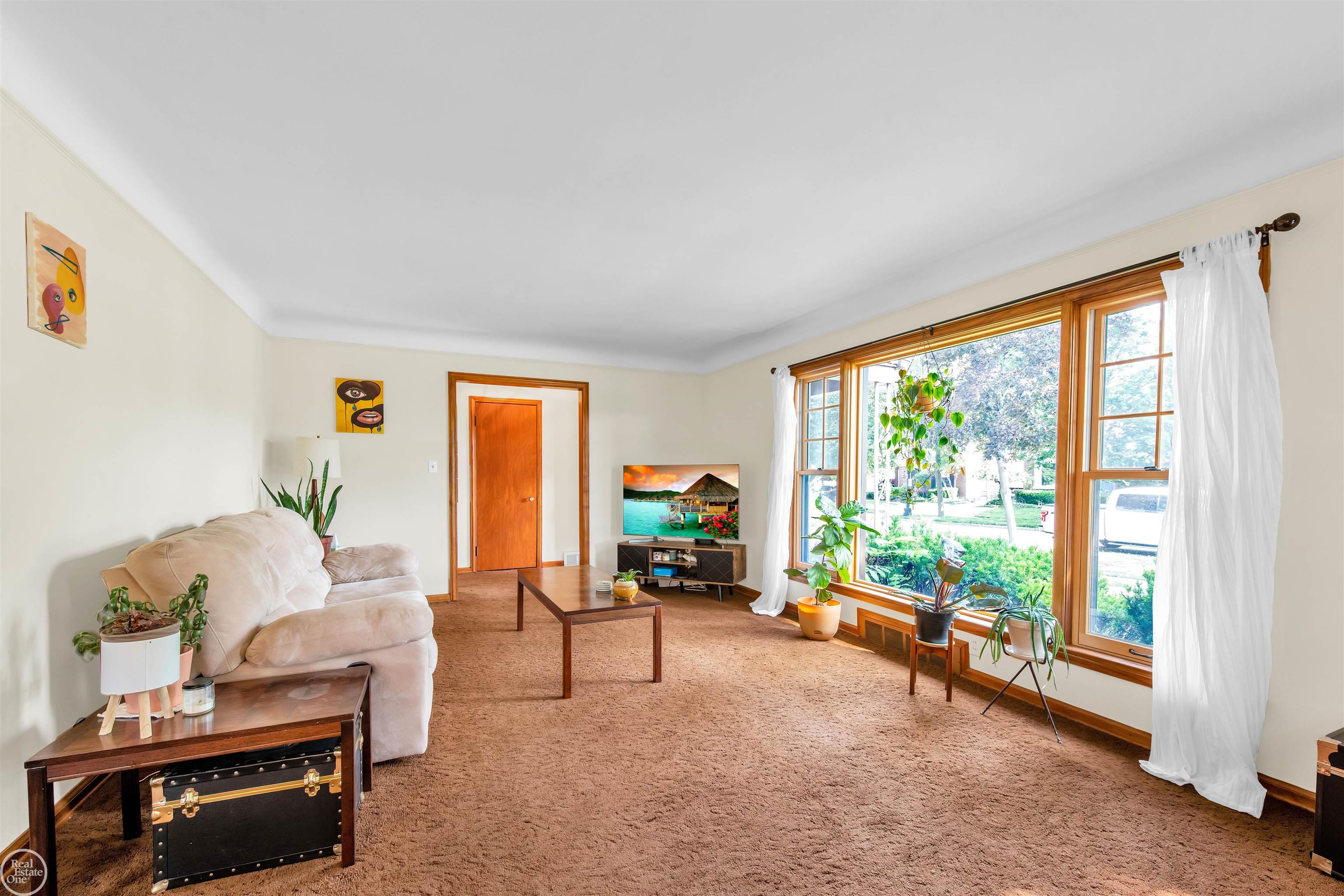 403 Cloverly Road Grosse Pointe, MI 48236 - Photo 7 of 32 50113687-6.JPG