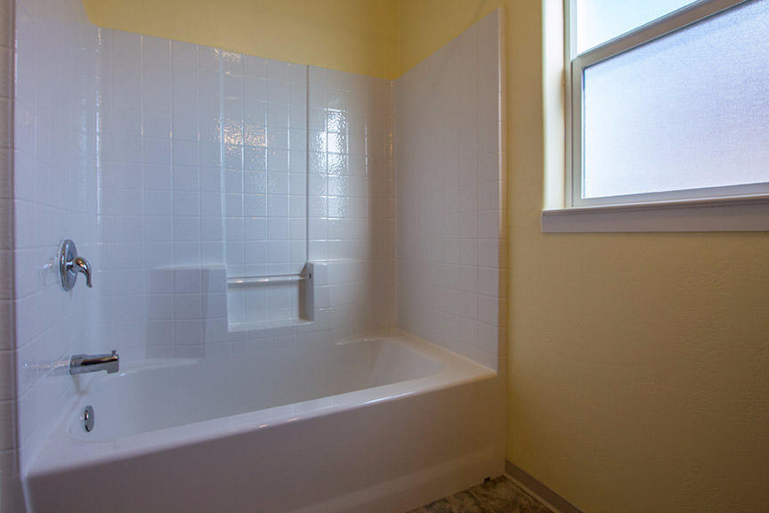 1732 Ash Street Fortuna, CA 95540 - Photo 20 of 37 a bathroom with a bathtub