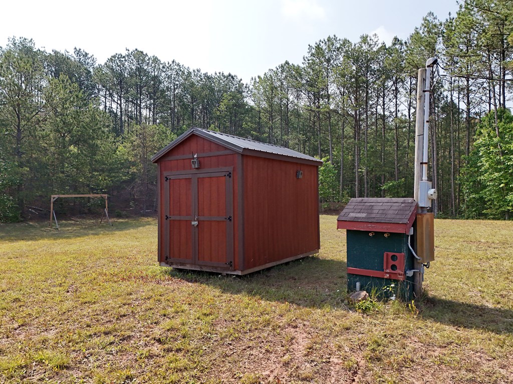 278 Golf Course Road Copperhill, TN 37317 - Photo 11 of 45 a view of a backyard with a tub