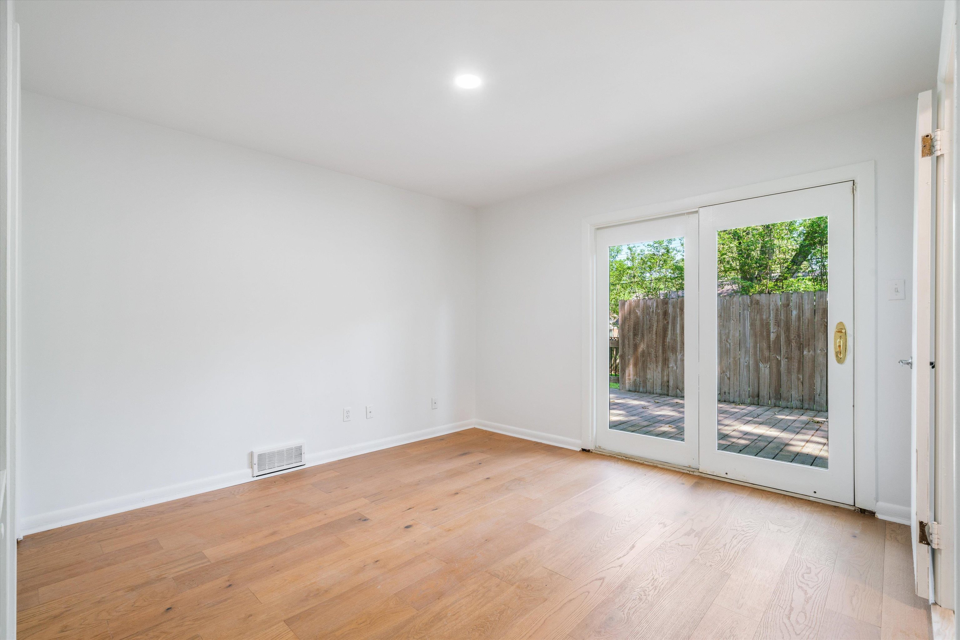 5420 Walnut Grove Road Memphis, TN 38120 - Photo 21 of 25 a view of an empty room with wooden floor and a window