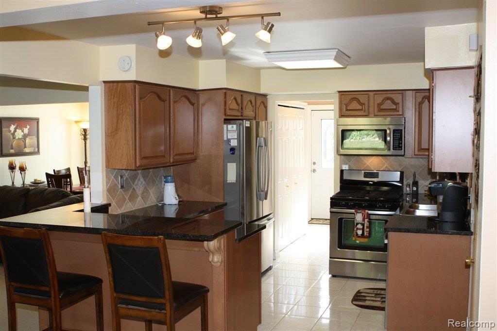 1683 Morningside Lane Rochester, MI 48307 - Photo 5 of 11 IMG_9516.JPG