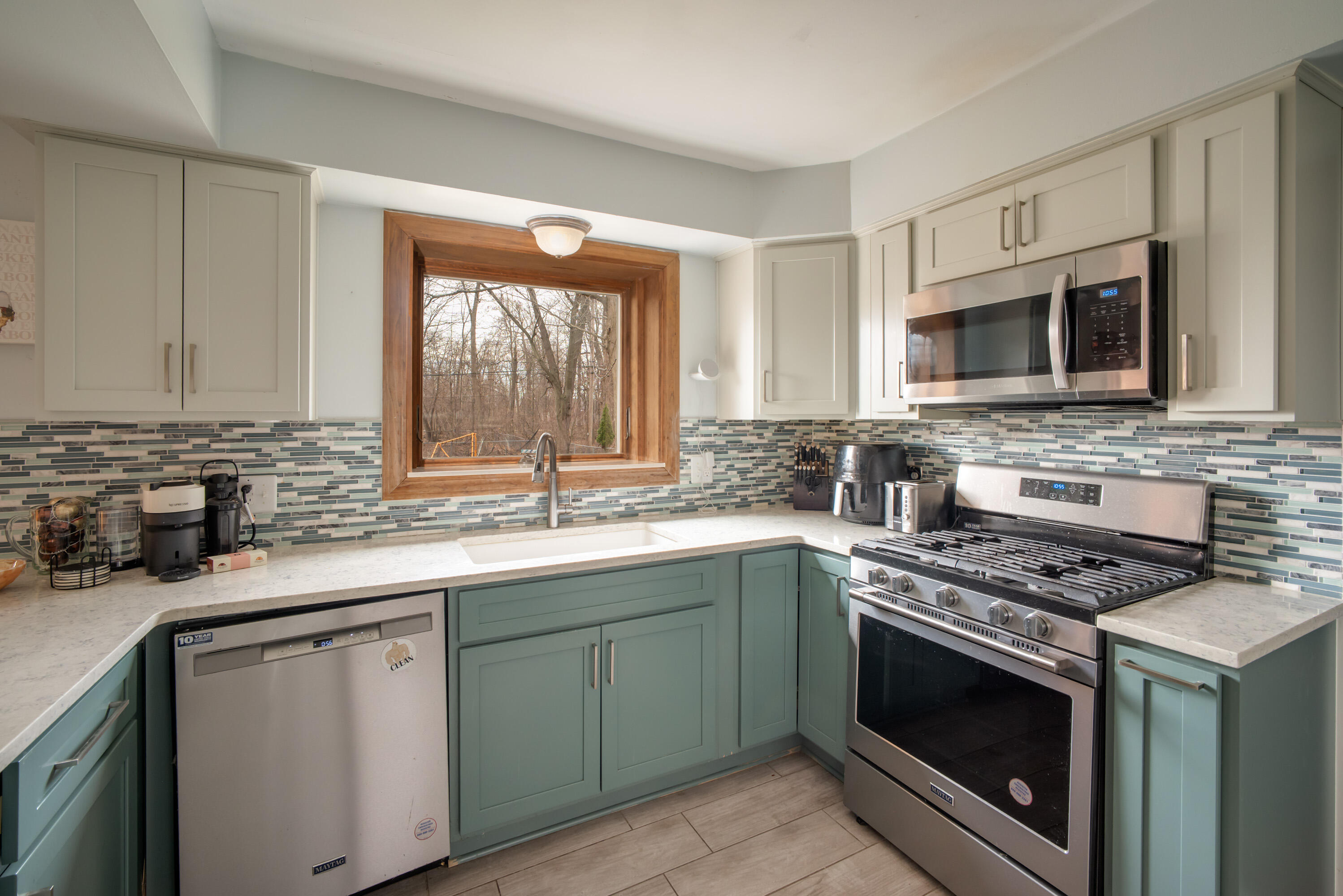 9137 Rucker Road Grosse Ile, MI 48138 - Photo 5 of 41 Spacious kitchen