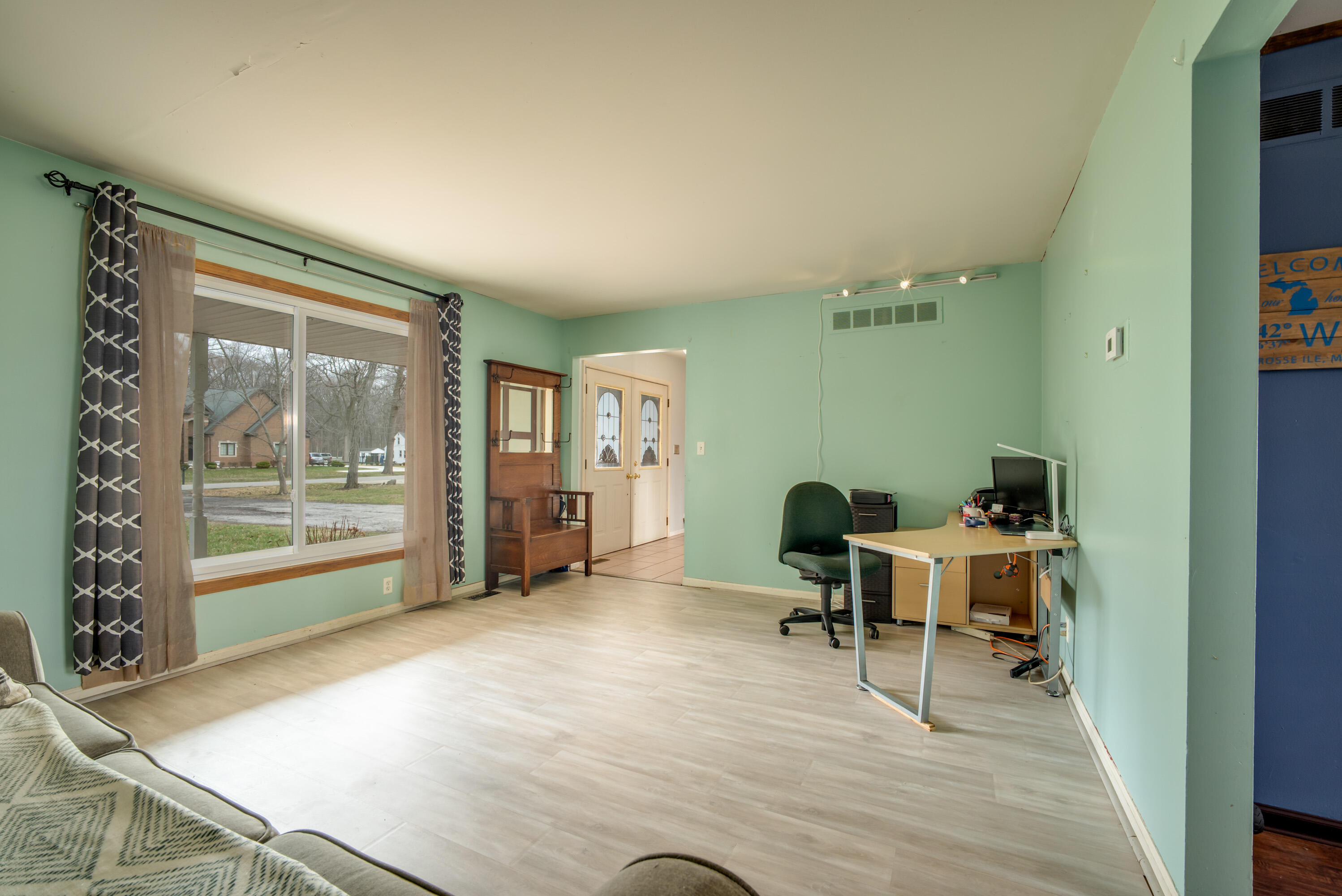 9137 Rucker Road Grosse Ile, MI 48138 - Photo 8 of 41 Living Room