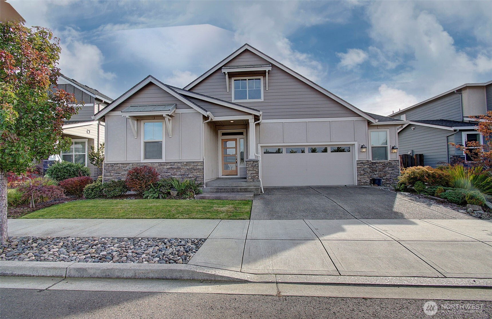 a view of a house with a yard