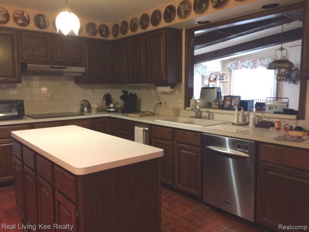 631 Augusta Drive Rochester, MI 48309 - Photo 7 of 31 Kitchen.jpg