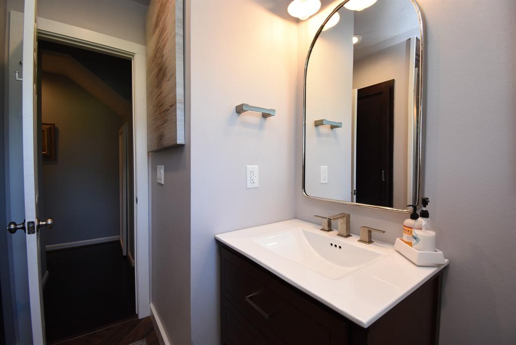 29400 Waller Gladish Road Waller, TX 77484 - Photo 24 of 39 a bathroom with a sink and a mirror