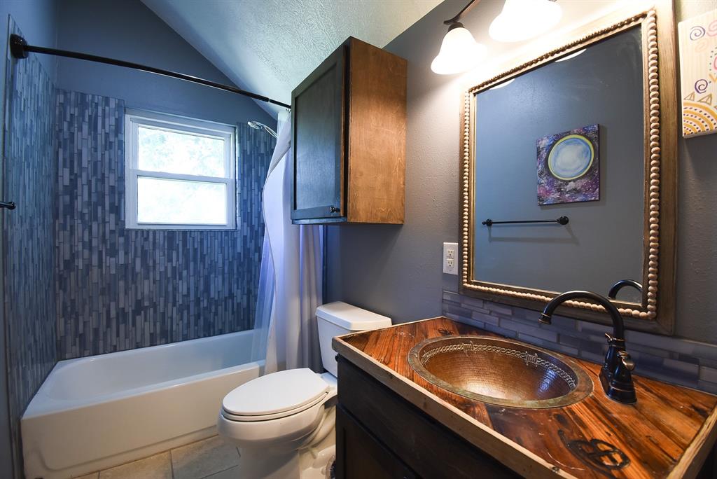 29400 Waller Gladish Road Waller, TX 77484 - Photo 28 of 39 a bathroom with a sink a toilet and bathtub