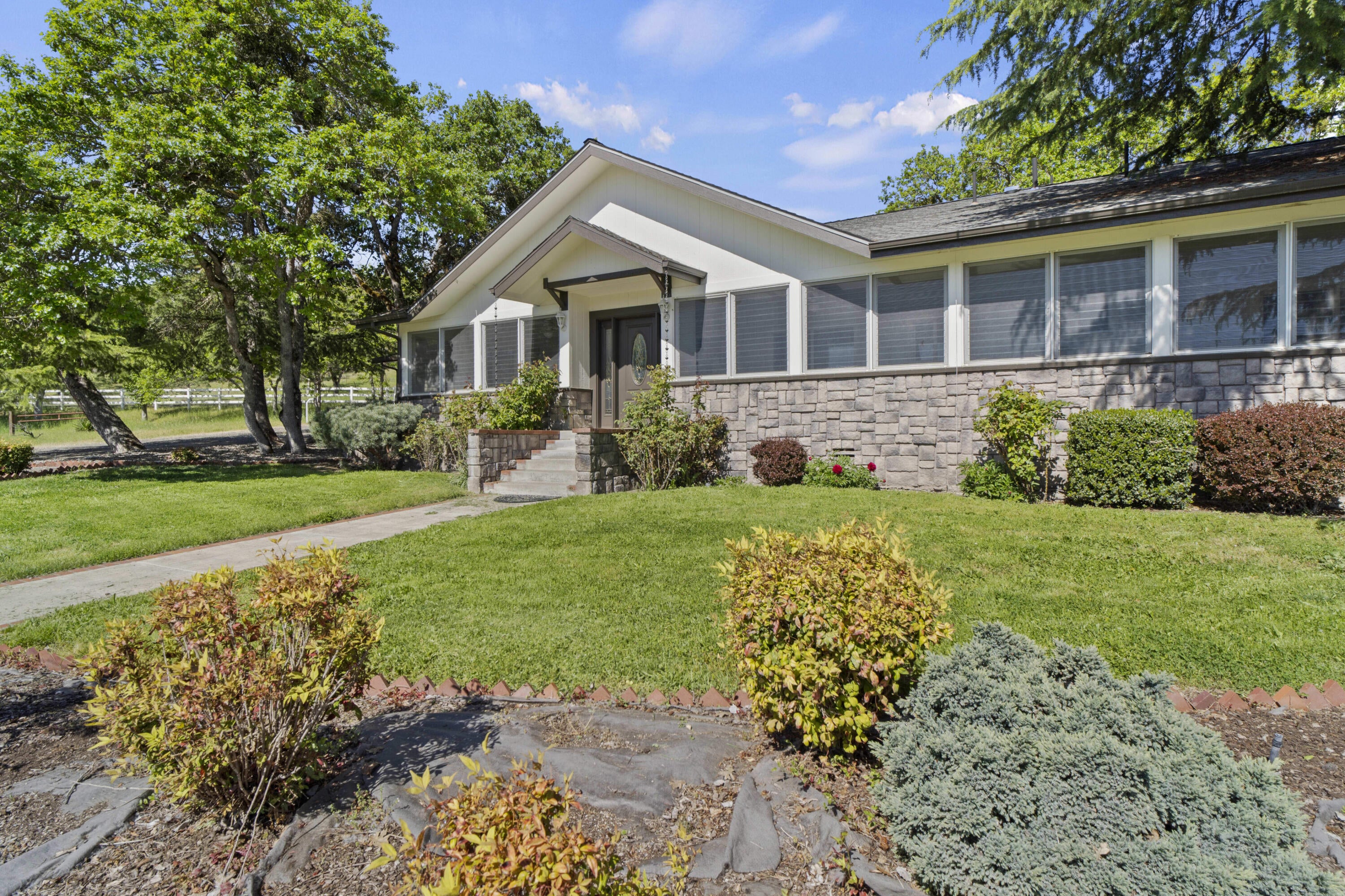 4264 Beagle Road White City, OR 97503 - Photo 2 of 41 Image 02