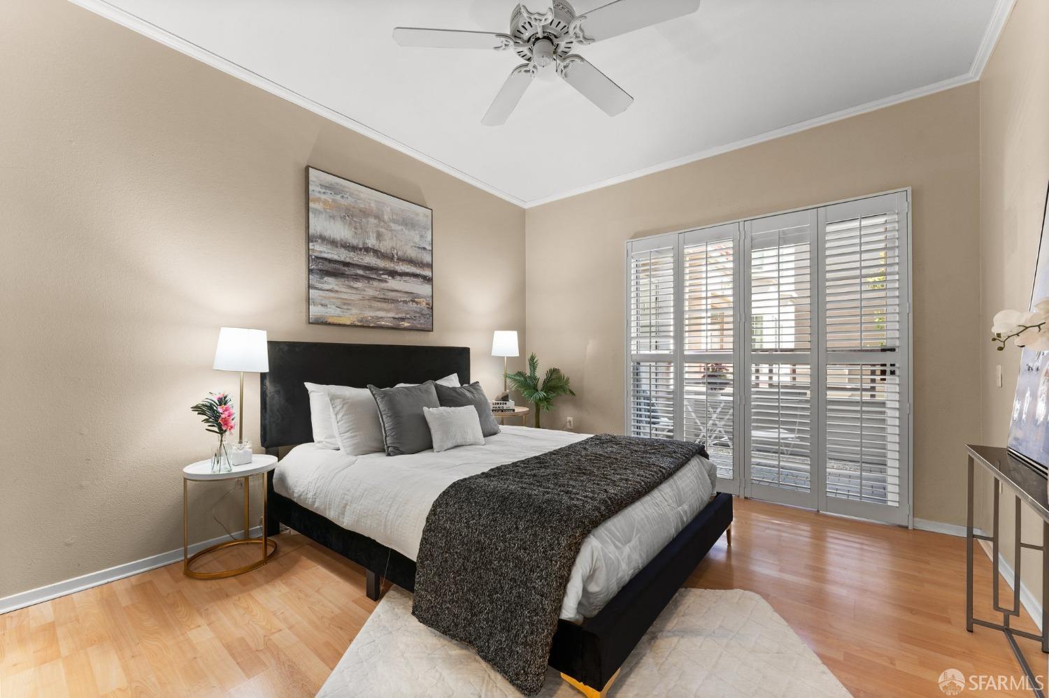 280 Caldecott Lane, Unit 101 Oakland, CA 94618 - Photo 20 of 32 a bedroom with a large bed and a window