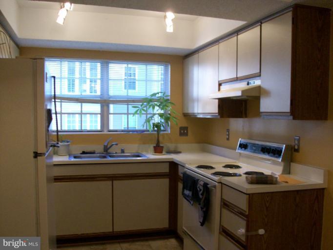 115 Fort Evans Road Southeast, Unit C Leesburg, VA 20175 - Photo 2 of 10 a kitchen with a sink stove and microwave