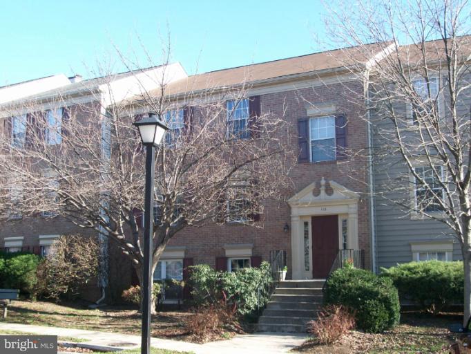 115 Fort Evans Road Southeast, Unit C Leesburg, VA 20175 - Photo 4 of 10 a front view of a house with garden