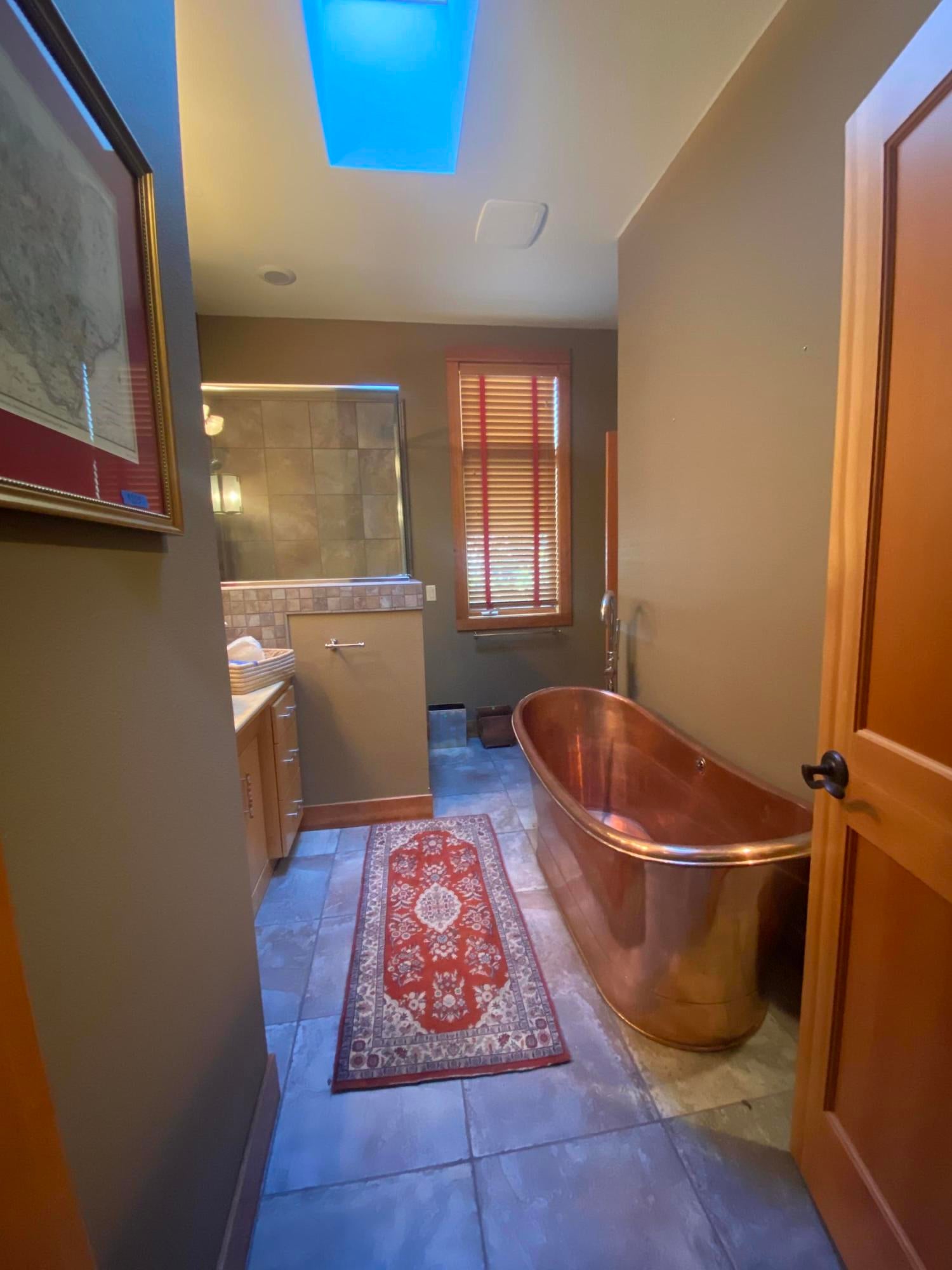 12056 Merganser Road Klamath Falls, OR 97601 - Photo 5 of 15 Hallway bath