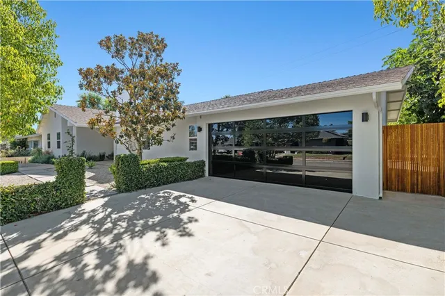a view of a house with backyard and sitting area