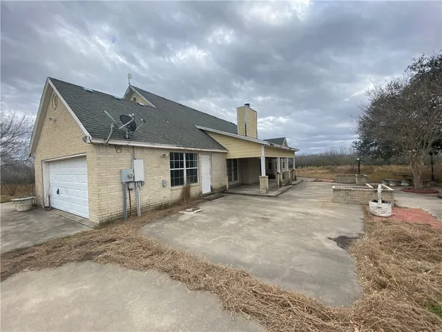 a view of a house with backyard