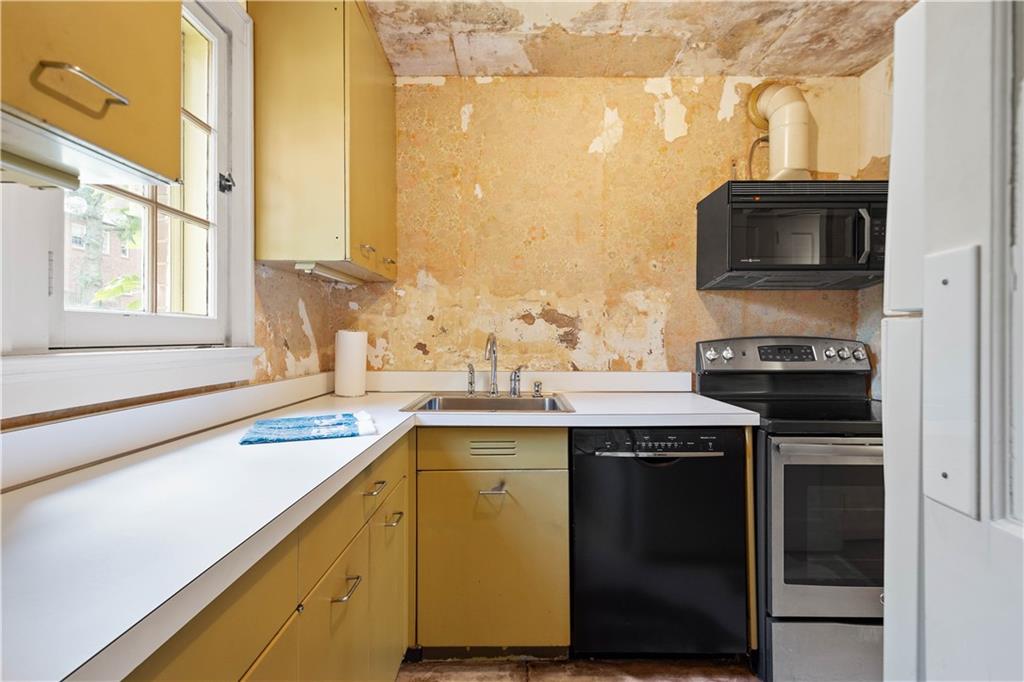 426 Sulgrave Road Pittsburgh, PA 15211 - Photo 29 of 39 a kitchen with a sink stove and microwave