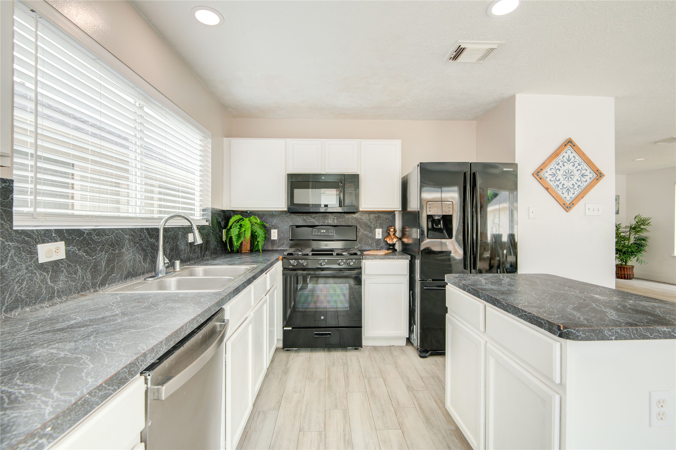 10023 Farrell Drive Houston, TX 77070 - Photo 11 of 26 a kitchen with a sink stove and refrigerator
