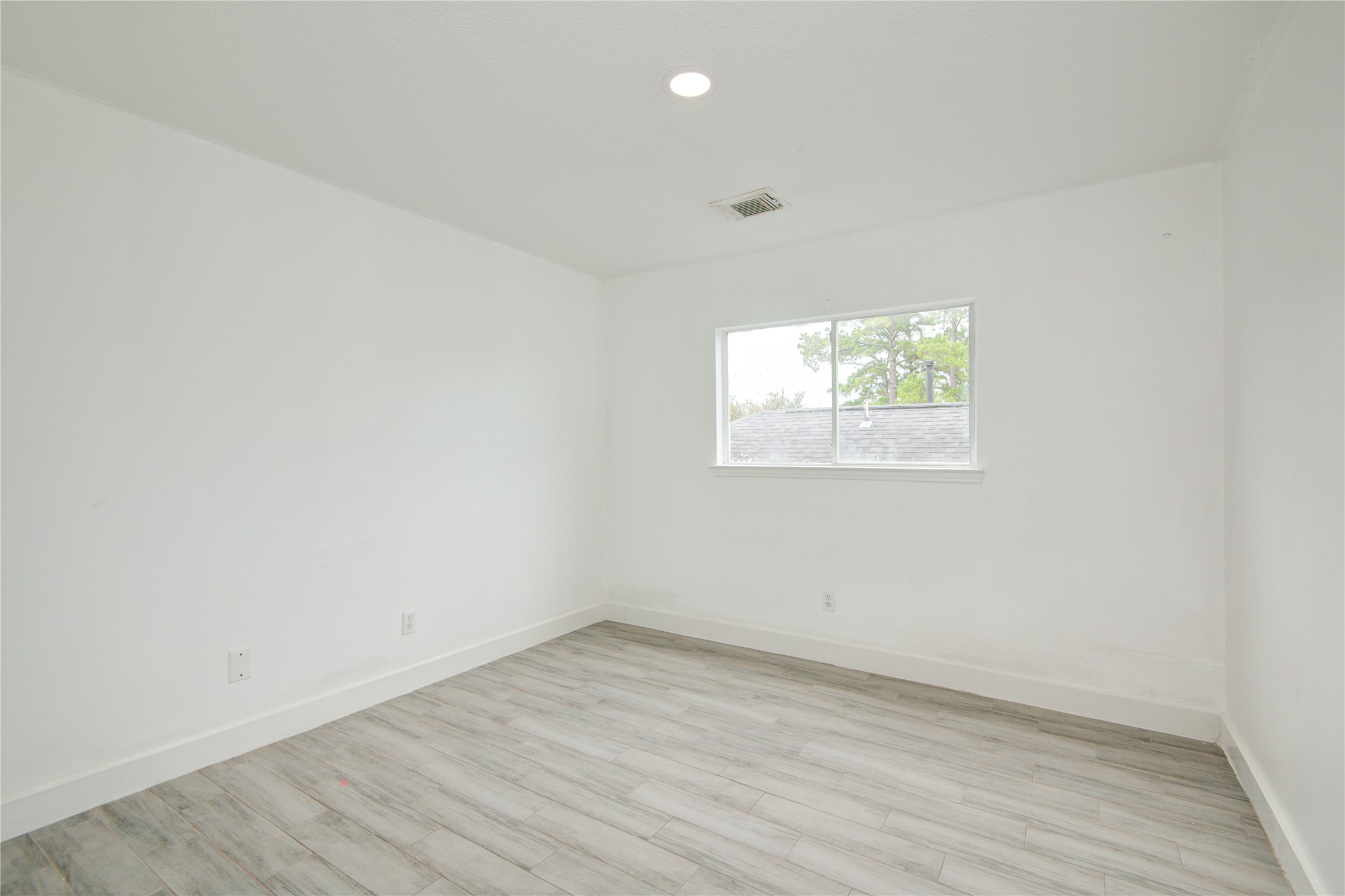10023 Farrell Drive Houston, TX 77070 - Photo 20 of 26 an empty room with wooden floor and windows