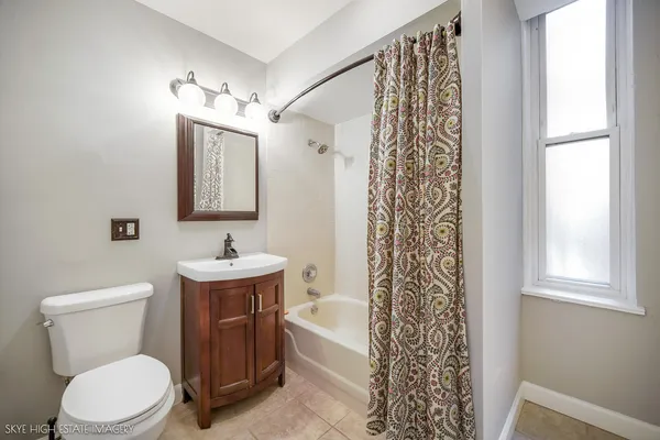 $199,000 | 945 East Hyde Park Boulevard, Unit 2, Chicago, IL 60615