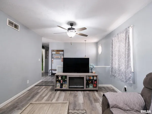 $214,900 | 713 Pekin Avenue, Creve Coeur, IL 61610