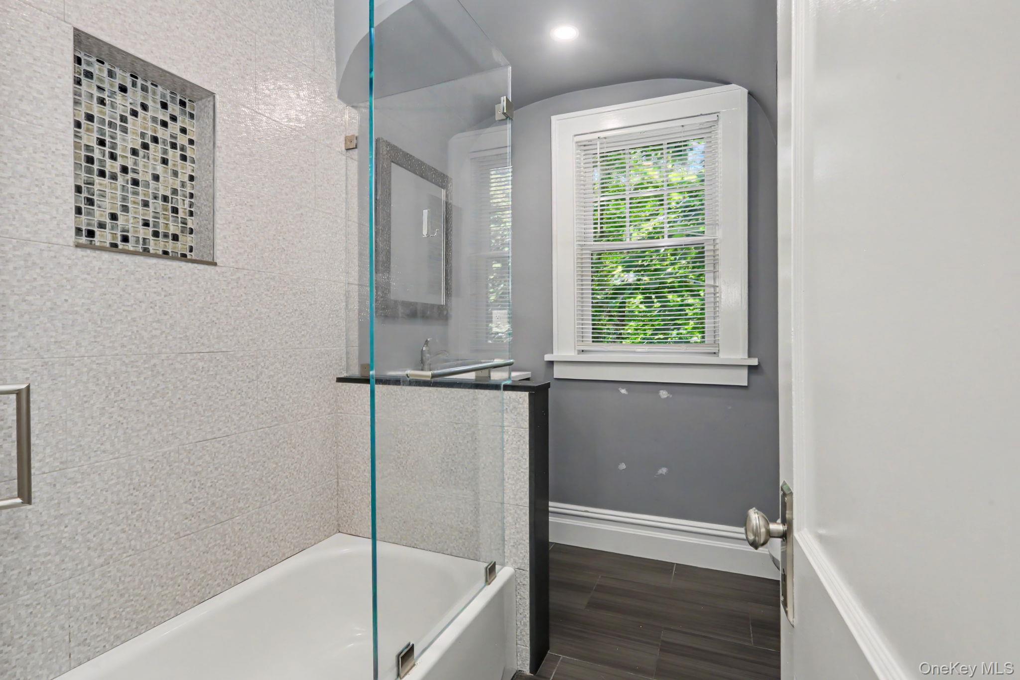 82 Douglas Road, Unit B Chappaqua, NY 10514 - Photo 8 of 20 Gallery Image 8