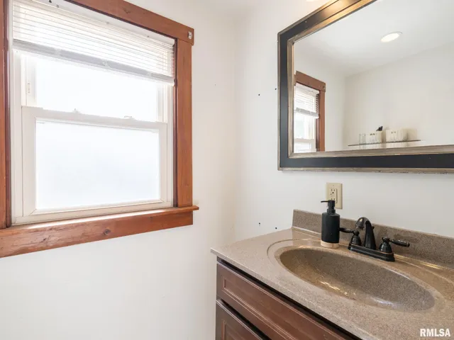 $175,000 | 700 East Maywood Avenue, Peoria, IL 61603