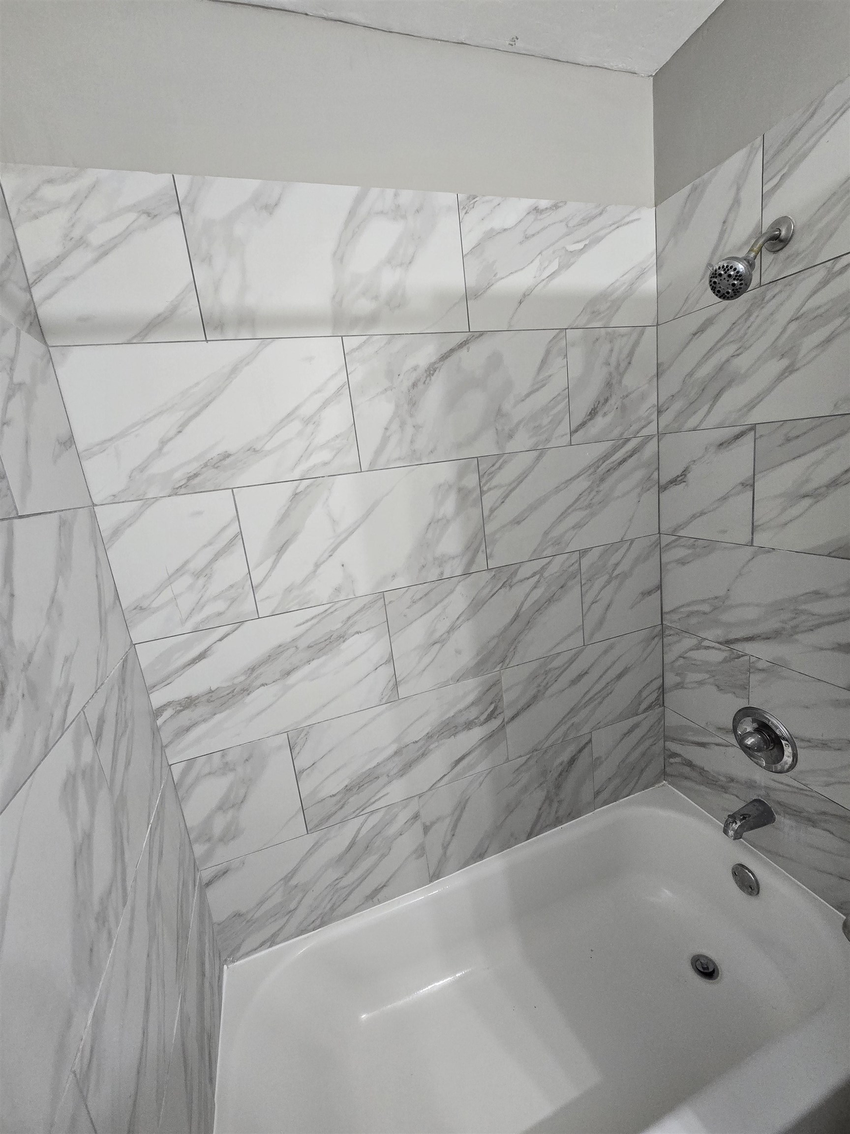 1572 Hanauer Street Memphis, TN 38109 - Photo 14 of 39 a bathroom with a bathtub