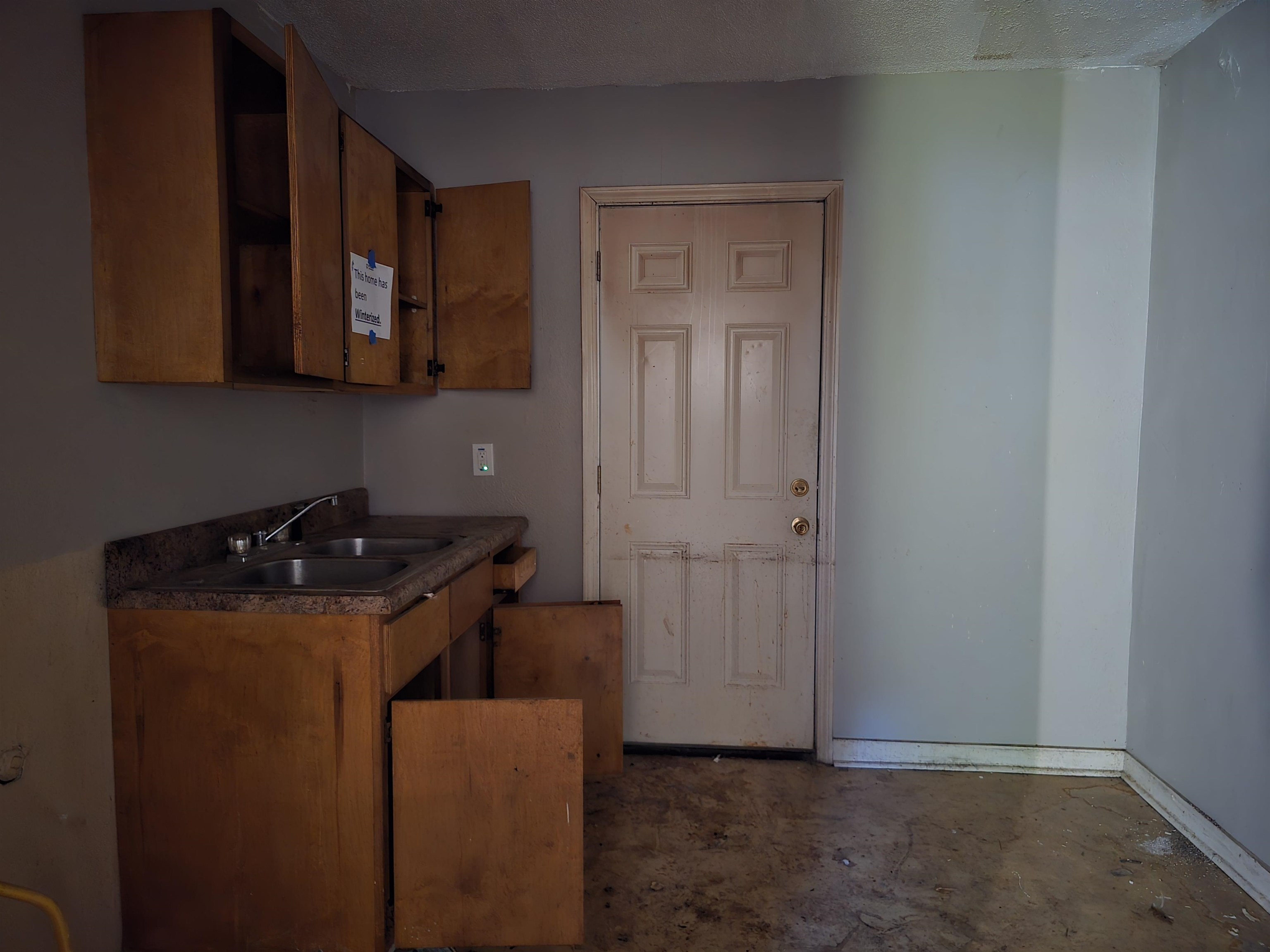 1572 Hanauer Street Memphis, TN 38109 - Photo 18 of 39 a kitchen with granite countertop cabinets and black appliances
