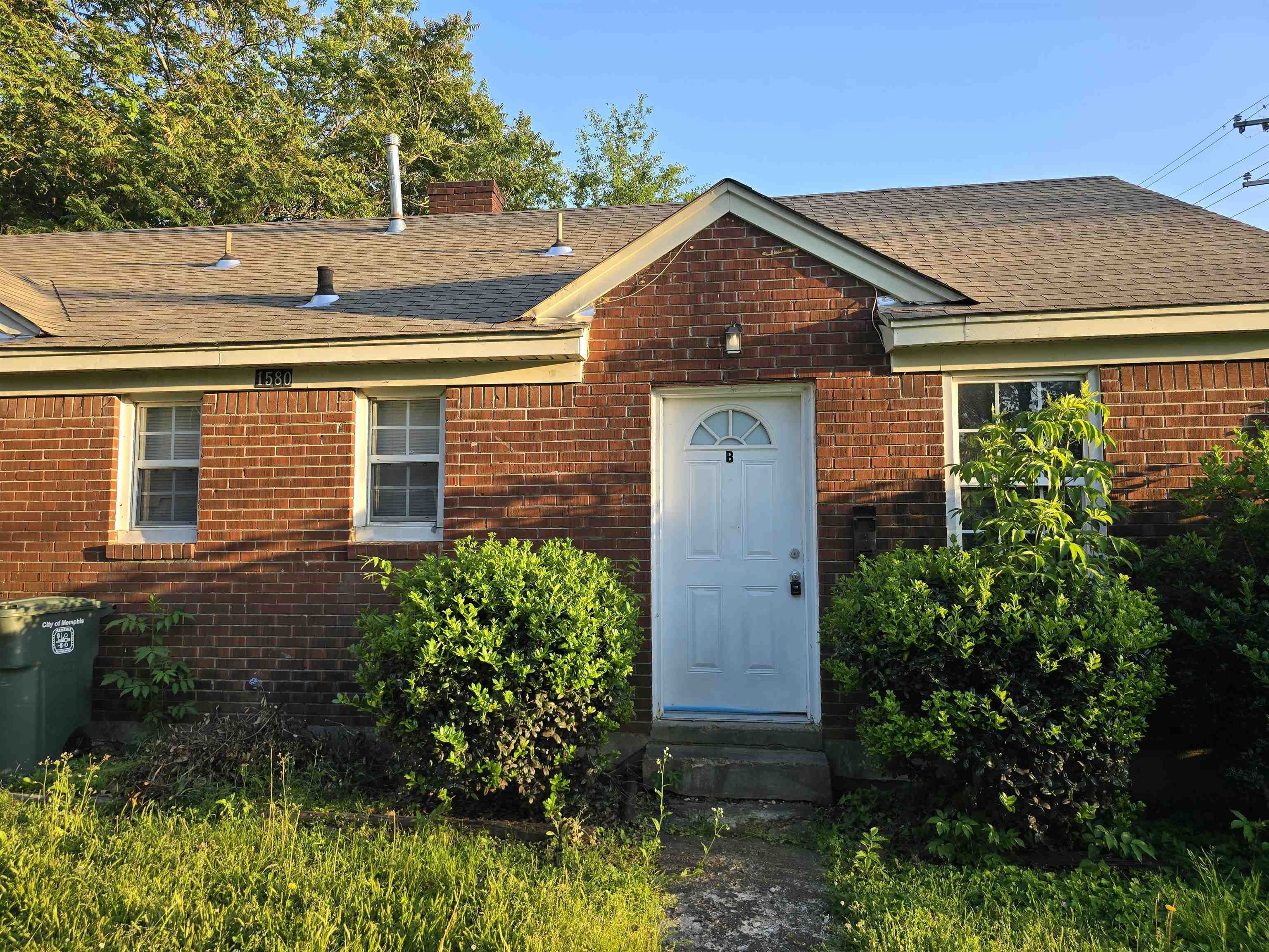 1572 Hanauer Street Memphis, TN 38109 - Photo 23 of 39 a front view of a house with garden