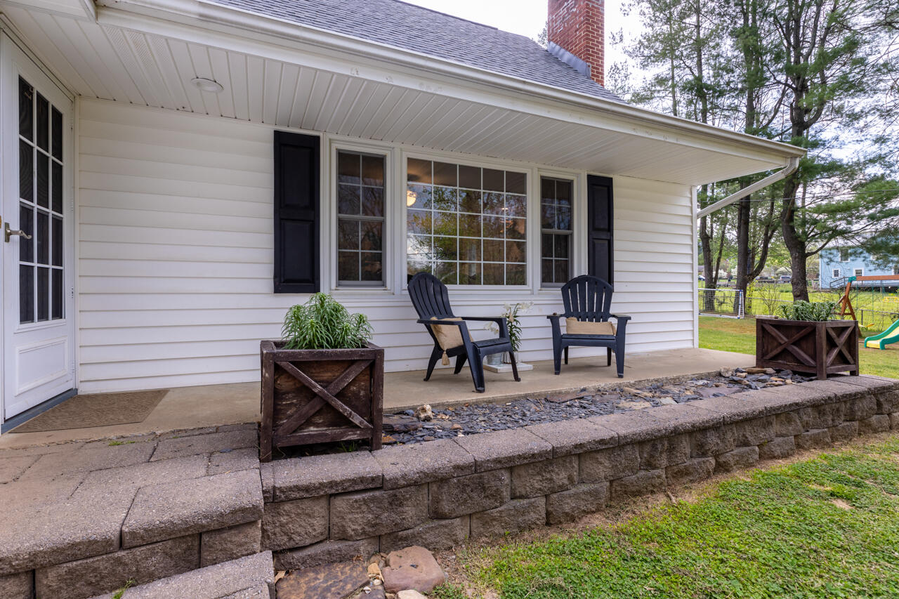 231 Shore Road Waynesboro, VA 22980 - Photo 4 of 55 Covered front porch