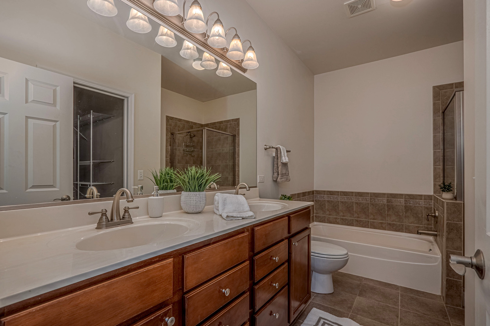 758 Oak Hollow Road Crystal Lake, IL 60014 - Photo 15 of 37