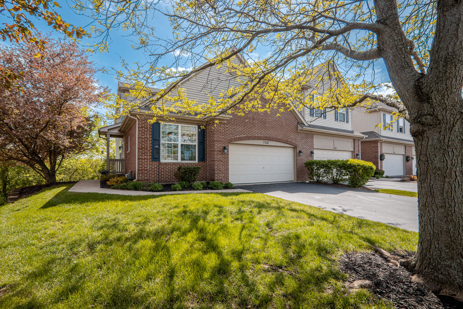 758 Oak Hollow Road Crystal Lake, IL 60014 - Photo 2 of 37