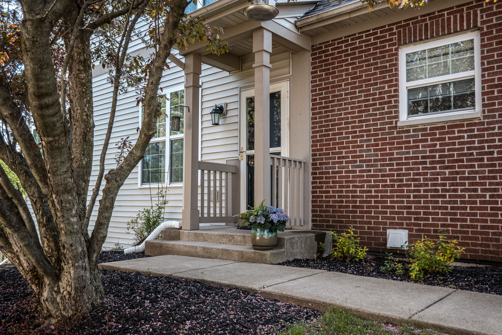 758 Oak Hollow Road Crystal Lake, IL 60014 - Photo 3 of 37