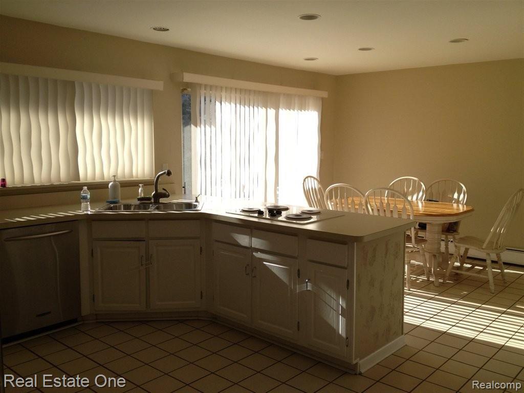 3667 Ridgeland Road West Bloomfield, MI 48323 - Photo 3 of 8 Kitchen