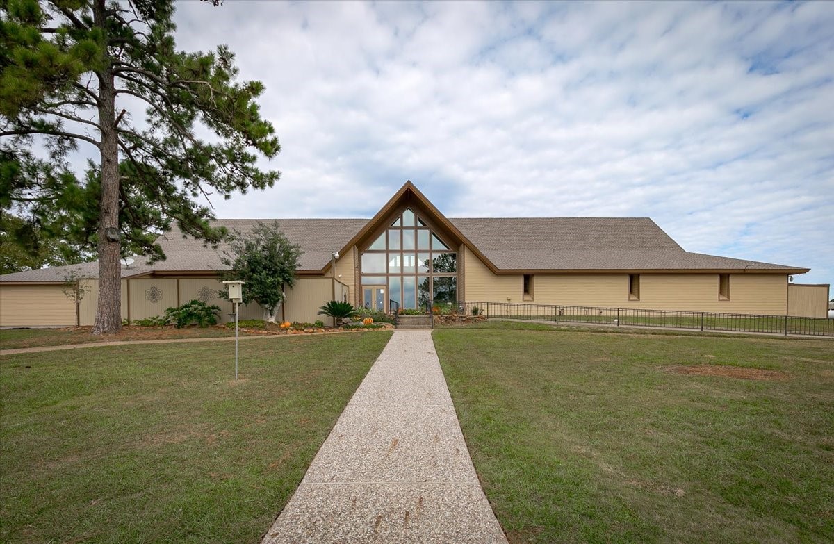 90 Meadowview Drive Trinity, TX 75862 - Photo 6 of 35 a front view of a house with garden